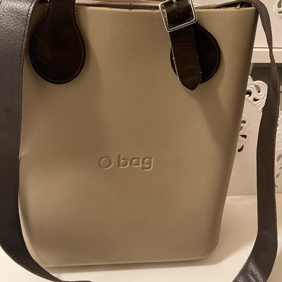 long shape O bag in good condition no scratch or any other damage fits a lot. - Picture 7 of 16